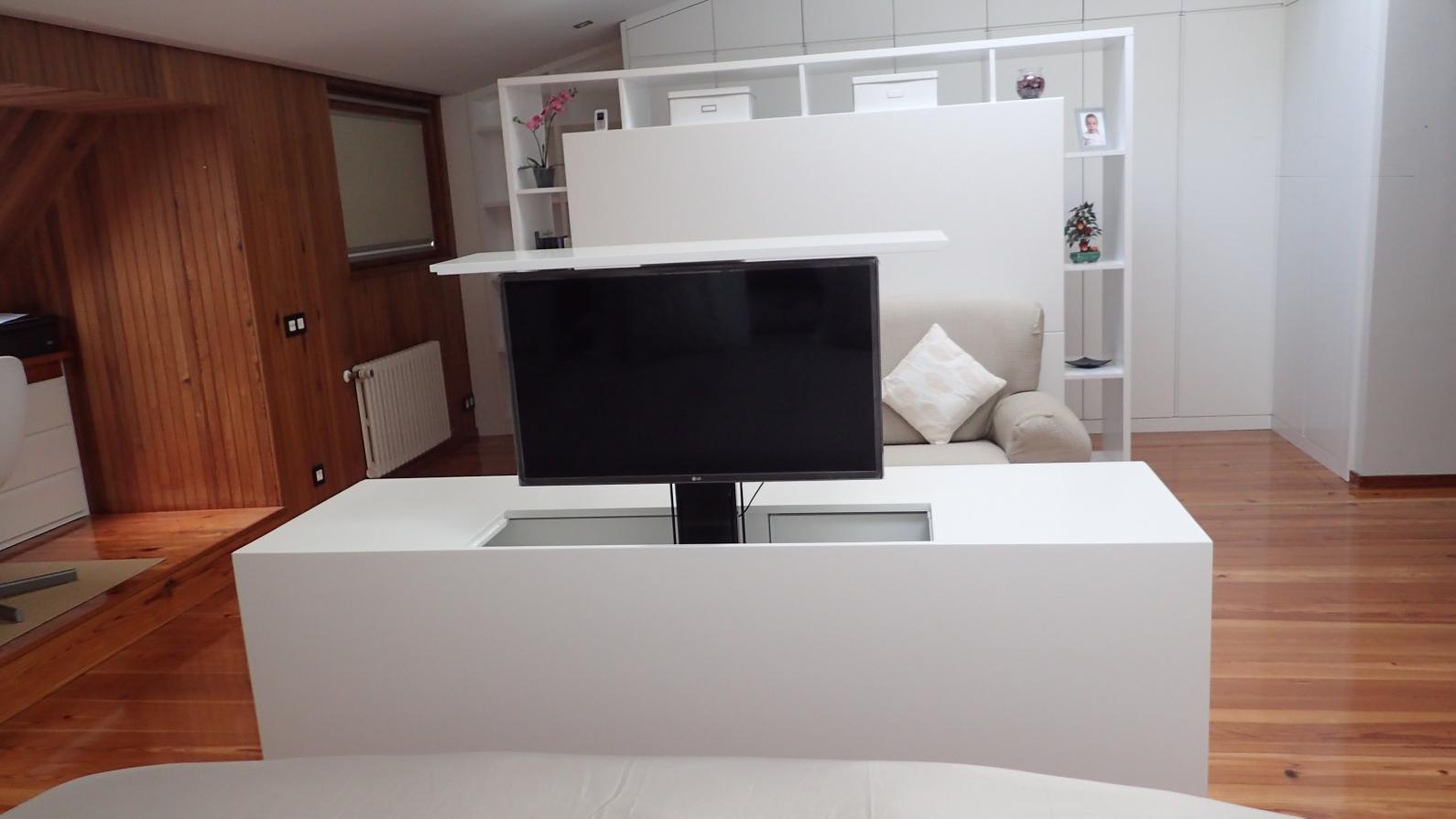 Mueble aparador con cajones y tv oculta giratoria. 2.600€ Aprox
