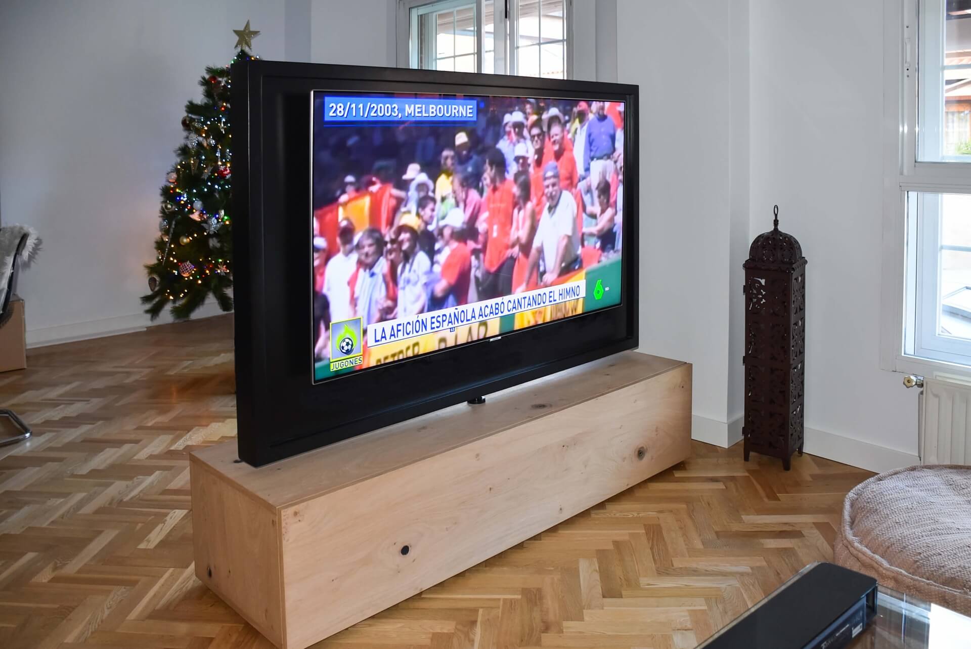 Mueble tv giratorio roble y negro. 2.150€ Aprox