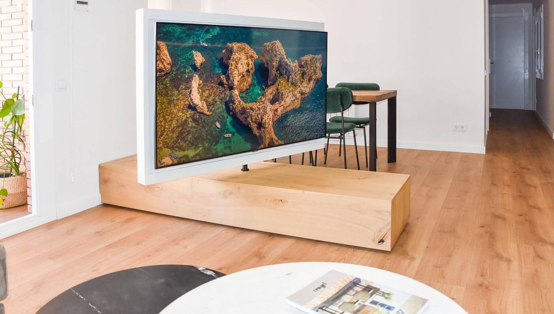 Mueble bajo con tv giratoria. (Barcelona) 2.930€ Aprox