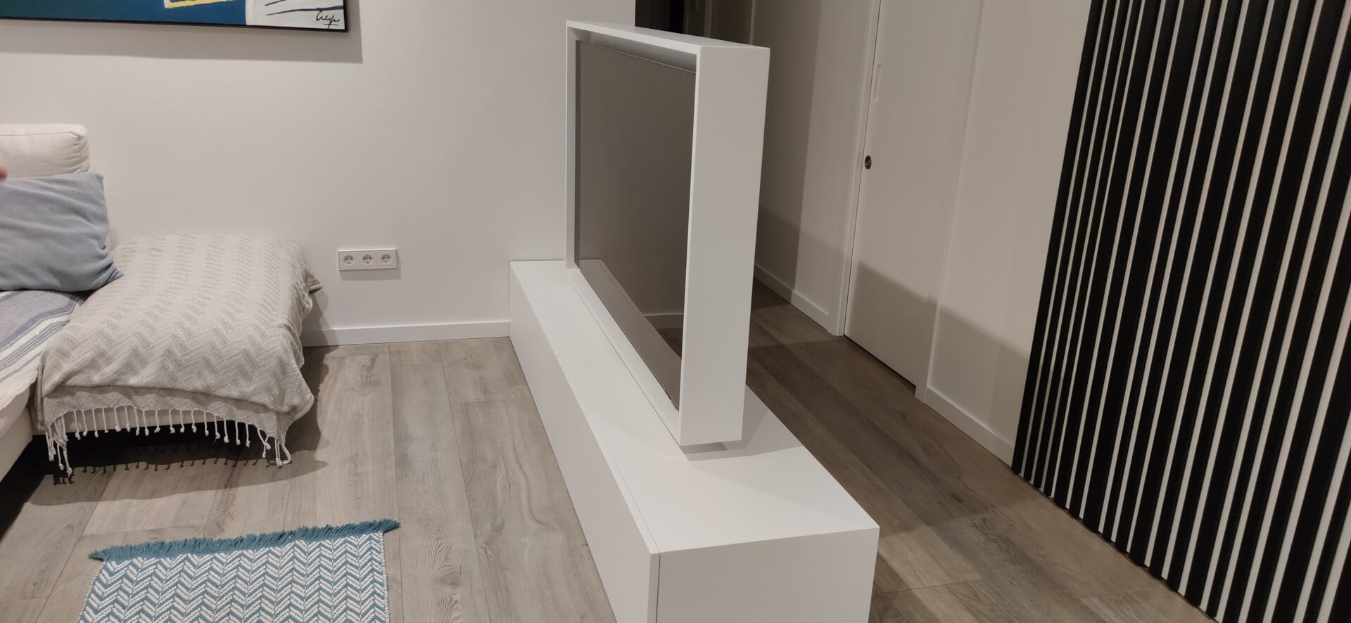 Mueble tv giratorio blanco lacado. (Benicassim) 2.900€ Aprox