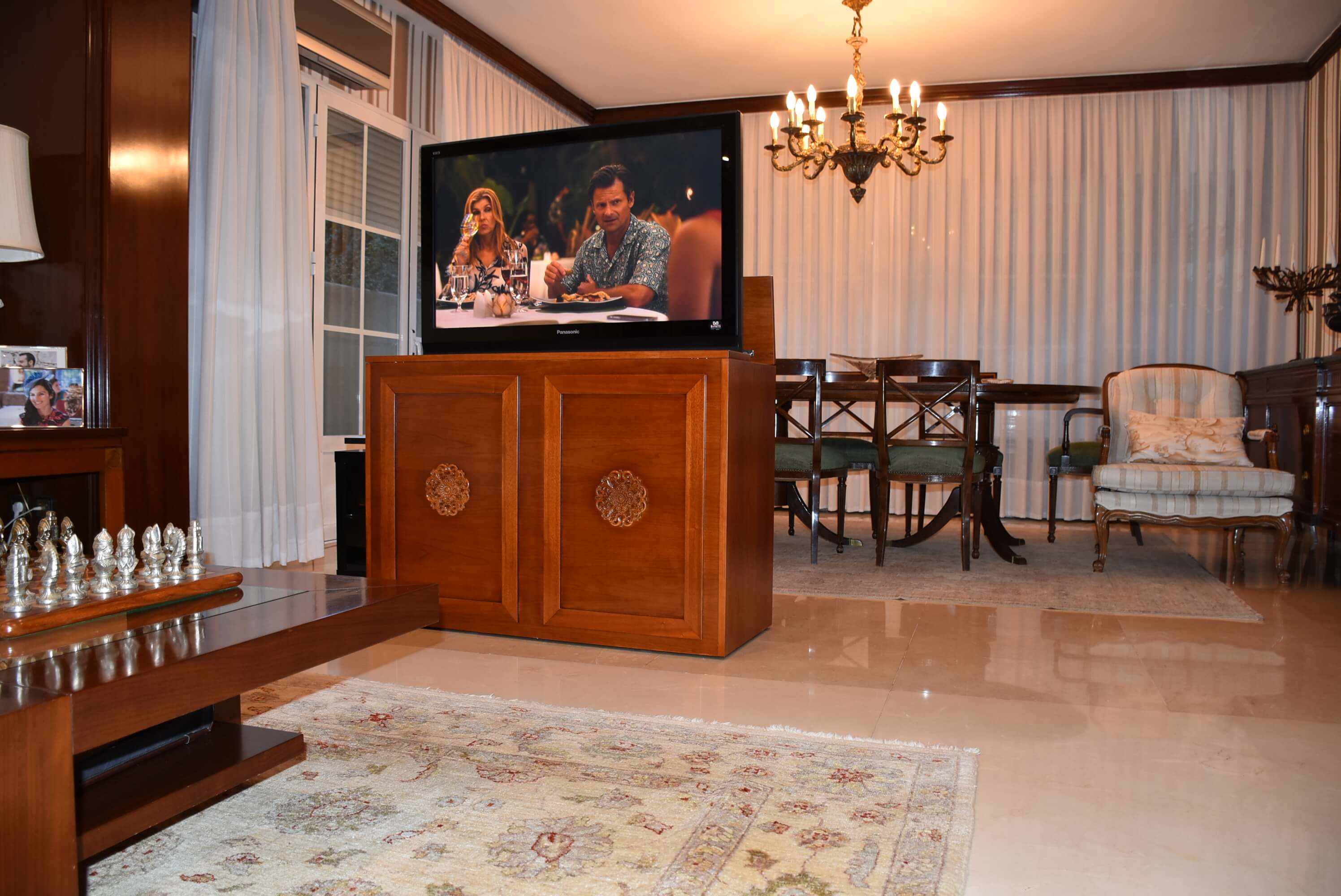 Mueble aparador clásico en cerezo con tv oculta (Majadahonda). 3.200€ Aprox