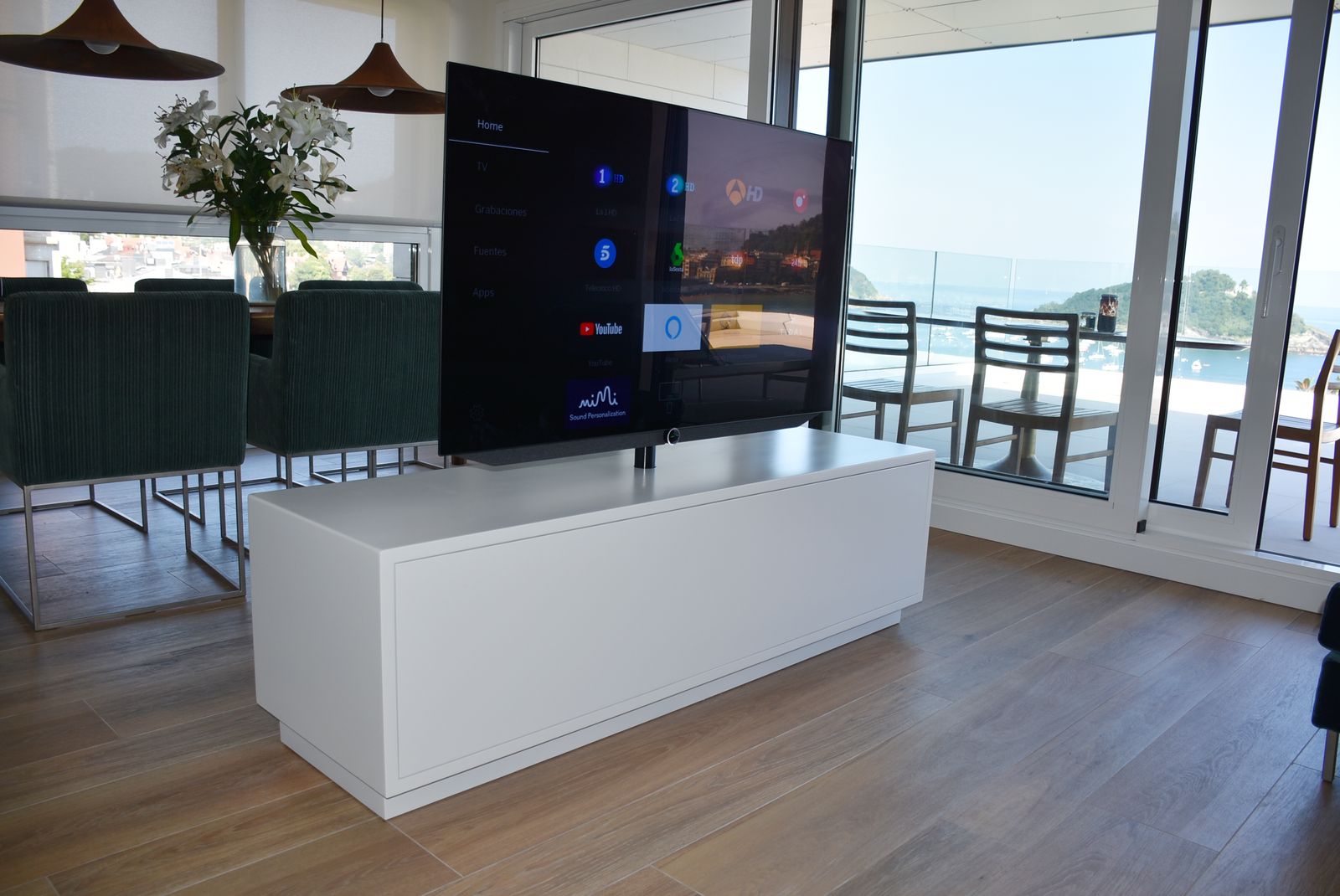Mueble tv giratorio motorizado para tv LOEWE (Donostia). 3.500€ Aprox