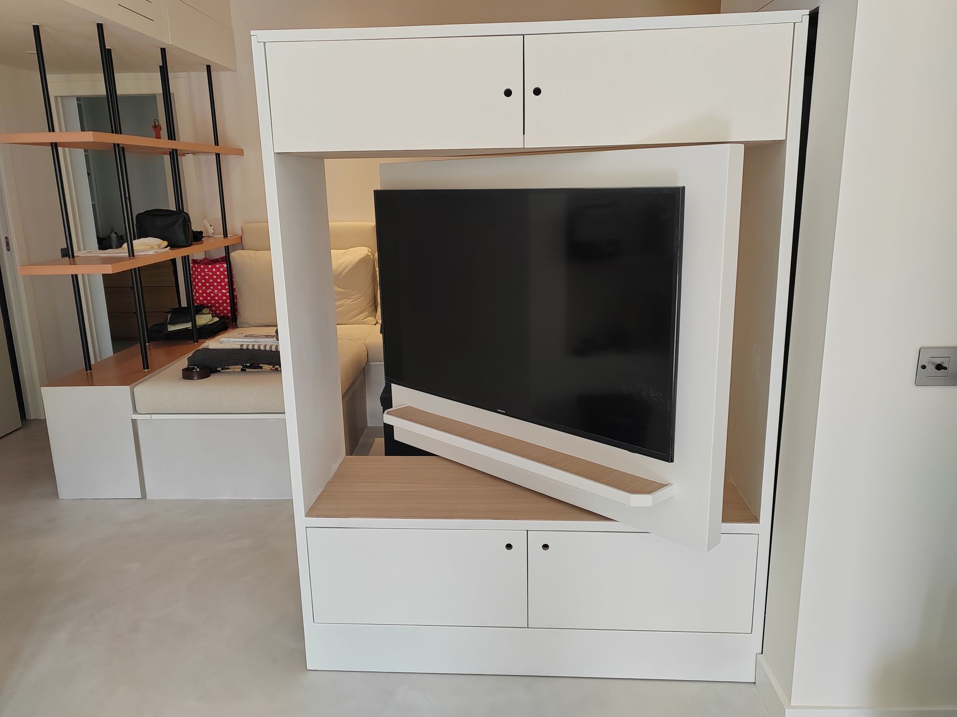 Mueble tv oculto en pared, giratorio (Barcelona) 3.950€ Aprox