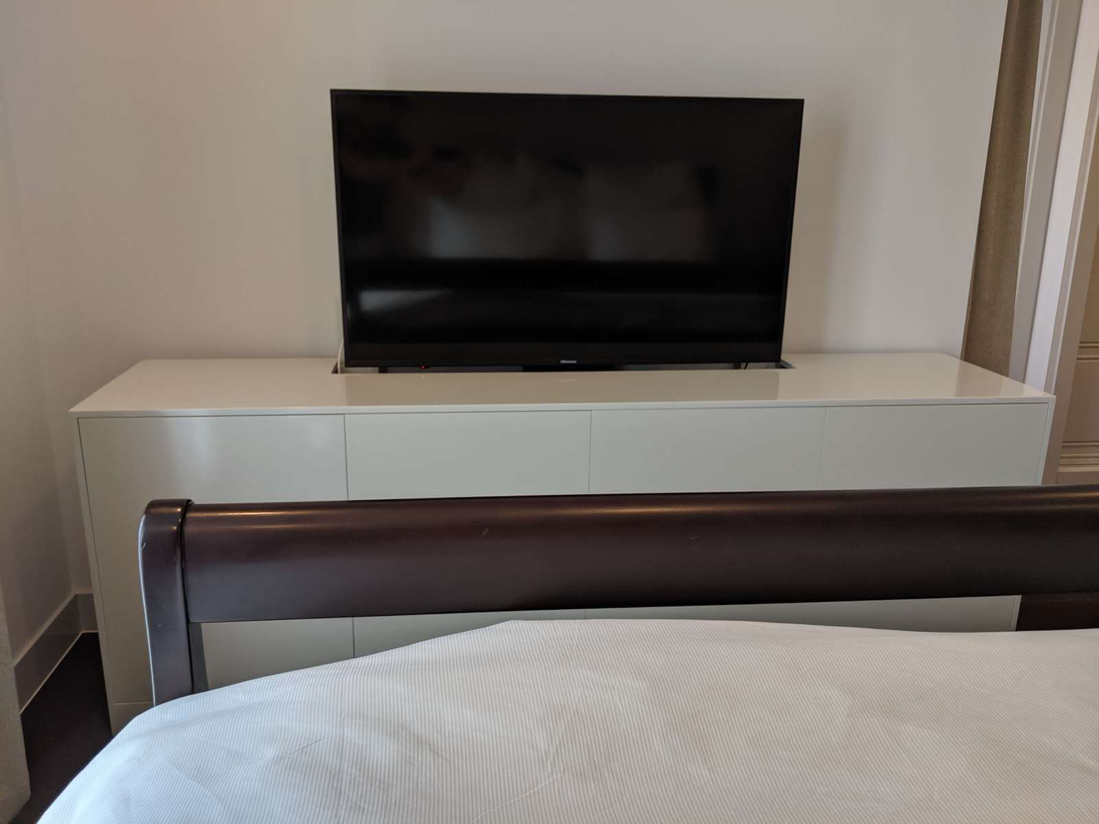 Aparador con tv oculta y puertas (Majadahonda). 2.400€ Aprox