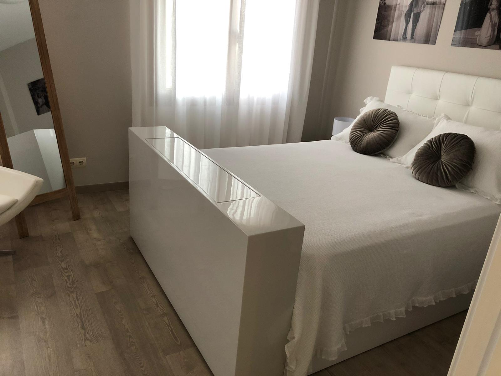 Mueble de diseño blanco. Tv Oculta. Barcelona. 2.400€ Aprox : MarQuel Design muebles para tv