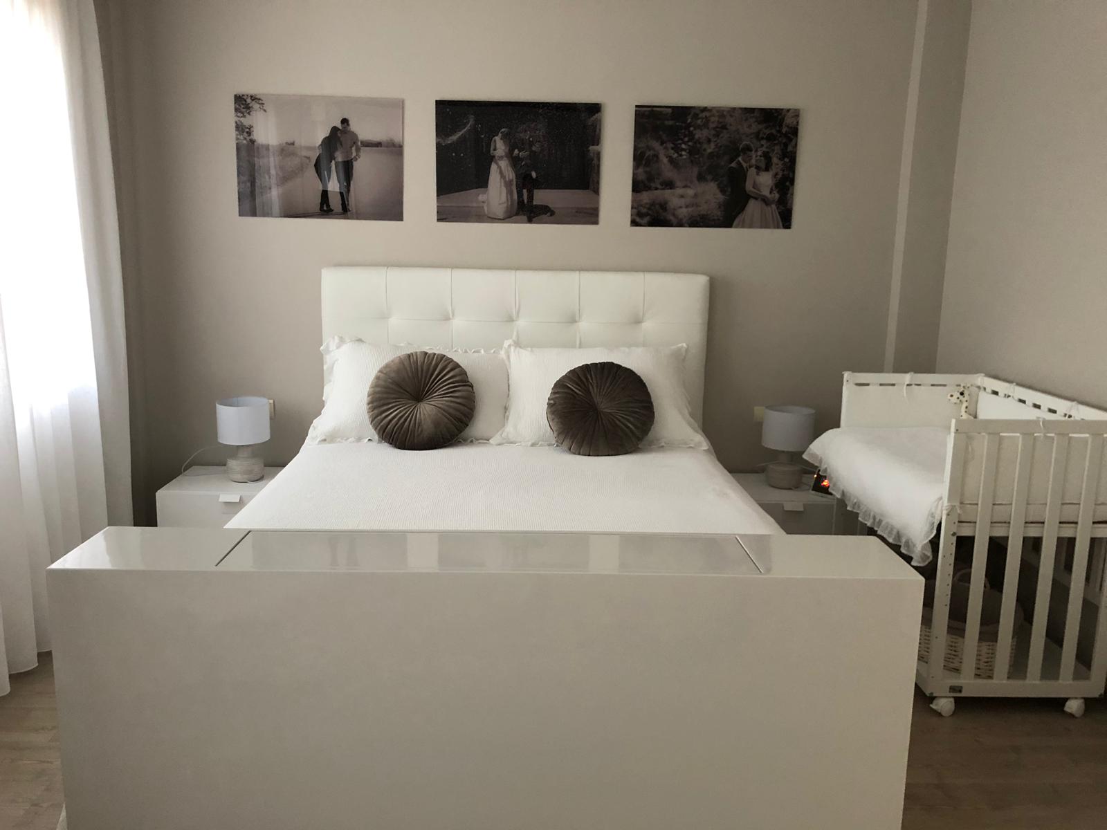 Mueble tv de diseño blanco. Tv Oculta. Barcelona. 2.400€ Aprox