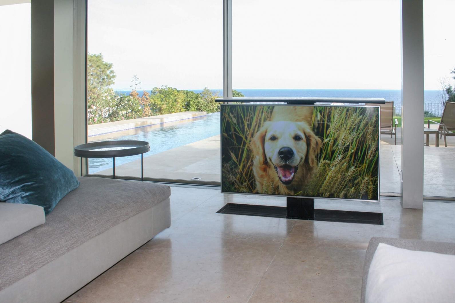 Ocultar una TV en el suelo es posible. Sistema de ocultación del televisor en el propio suelo de un chalet.