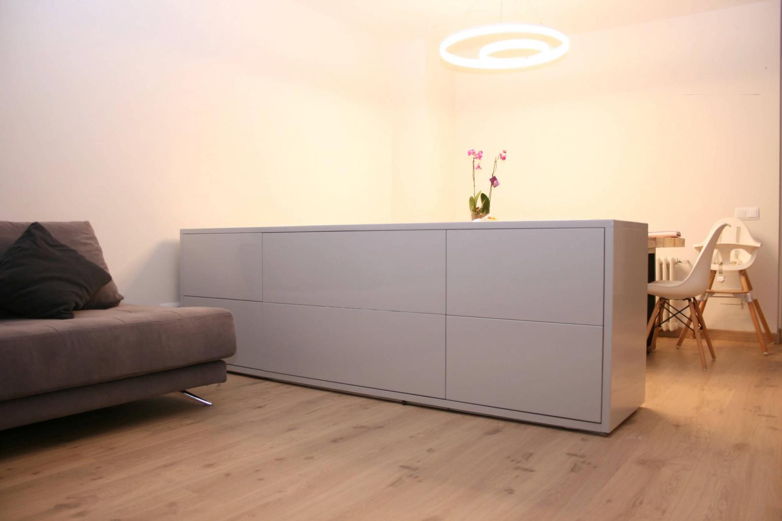 Mueble aparador con TV oculta y 6 cajones. En gris perlado. 250cm. 2.650€ Aprox