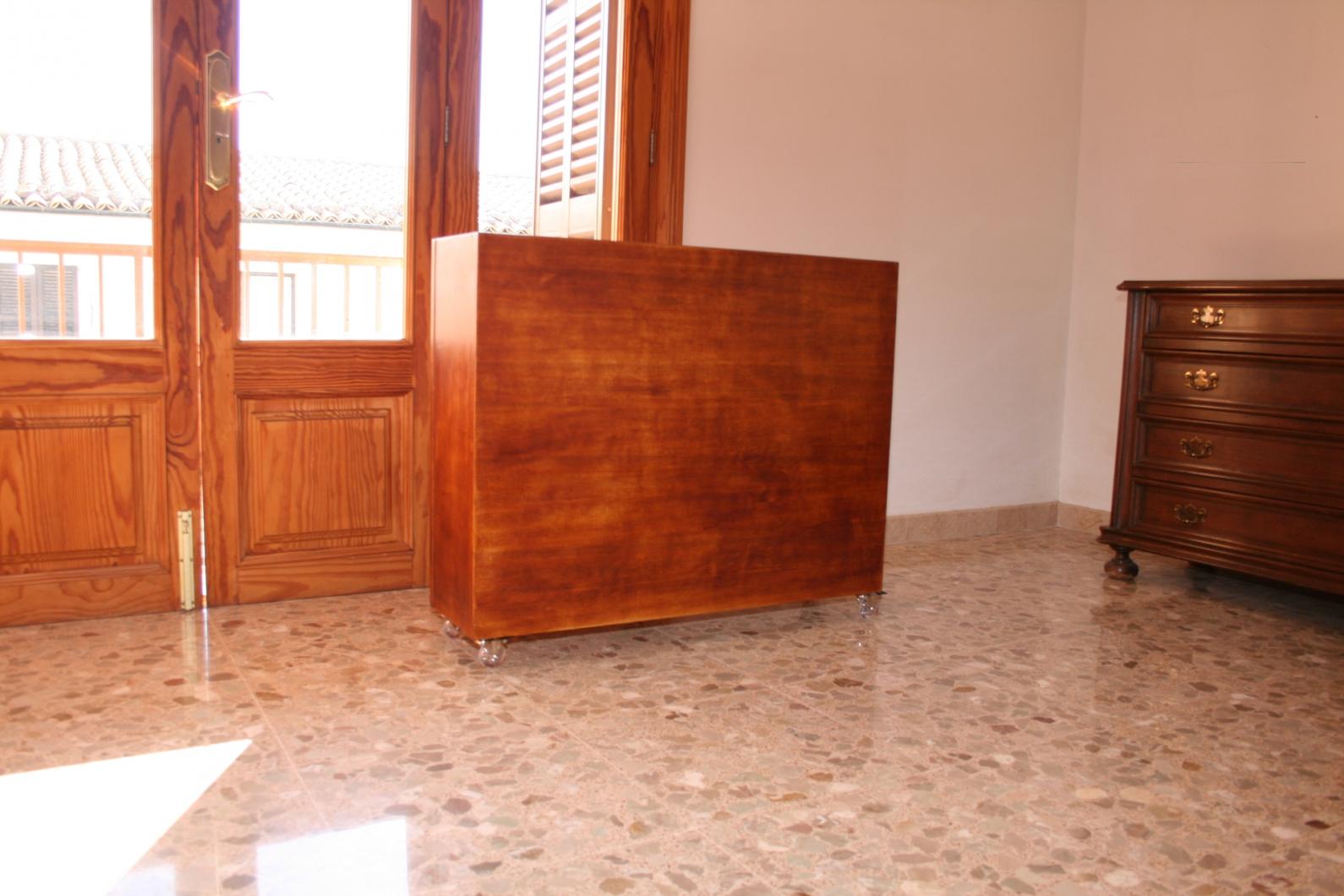 Mueble tv oculta de madera con ruedas. 2.000€  Aprox