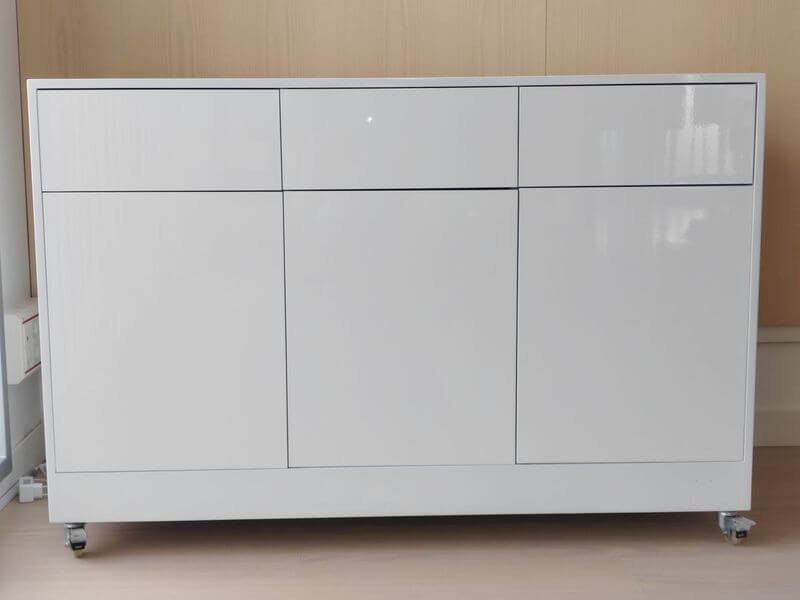 Mueble tv oculta, cajonera con ruedas y 3 cajones push y 3 puertas 
