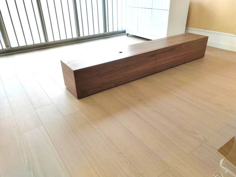 Mueble tv giratorio 360°, mueble alargado de nogal con tv desplazada