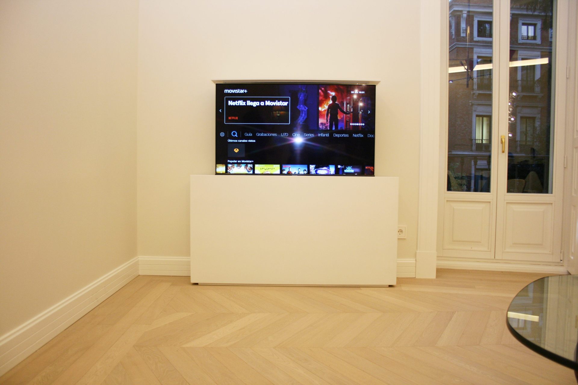 Mueble tv giratorio motorizado para tv LOEWE (Donostia). 4.600