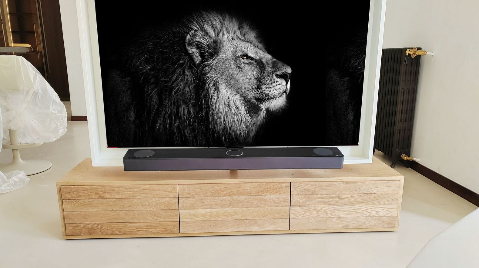 Mueble bajo en roble con tv giratoria 360°