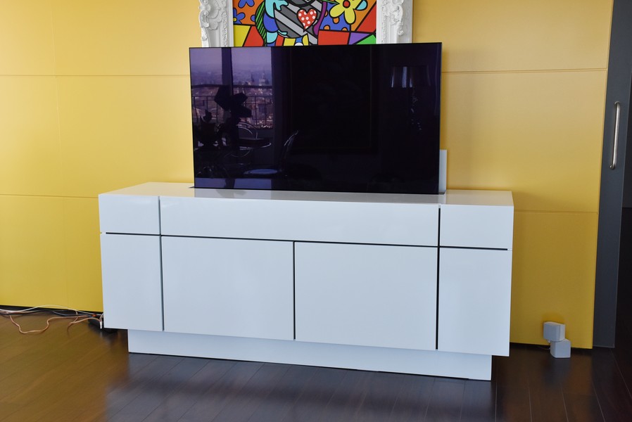 MarQuel Design Muebles TV - Mueble aparador de diseño con puertas y tv  oculta. Precio aprox 3.700€ Sin portes ni instalación. Más info en