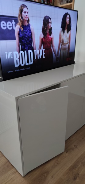 Mueble tv aparador con puertas instalado en Vigo